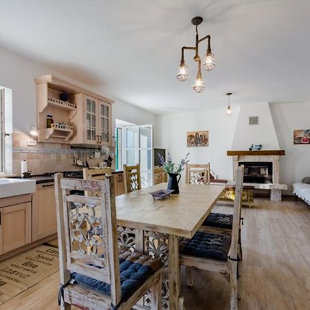 Holiday Home Rustic Kraljici Luaran gambar