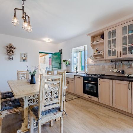 Holiday Home Rustic Kraljici Luaran gambar